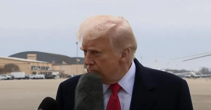 Donald Trump a fost lovit accidental cu un microfon. Foto: captură video