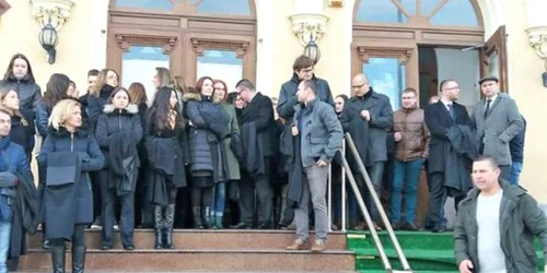 Magistraţii şi avocaţii au protestat pe scările Judecătoriei Craiova