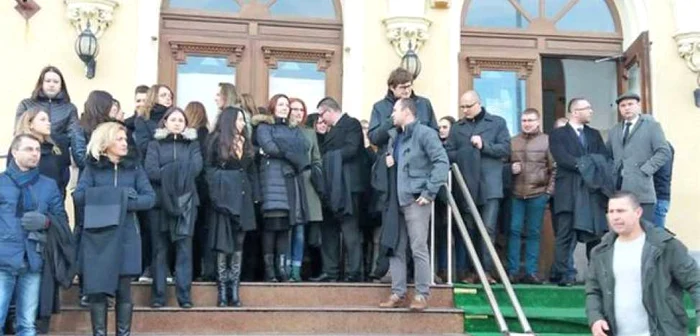 Magistraţii şi avocaţii au protestat pe scările Judecătoriei Craiova Foto: cvlpress