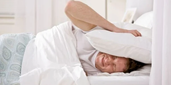 Din cauza creşterii tensiunii arteriale, durerea se instalează la nivelul cefei