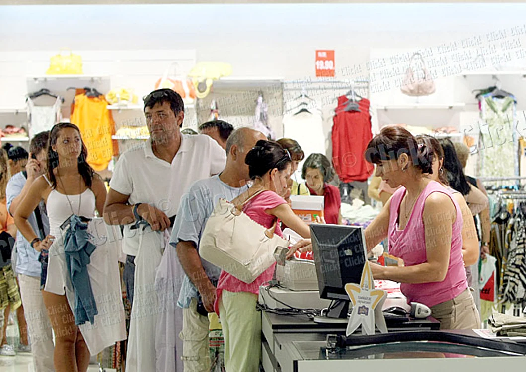 La casieria  magazinului  a fost coadă  toată ziua