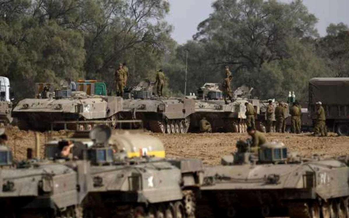 Soldaţi israelieni în apropiere de Fâşia Gaza FOTO: Reuters