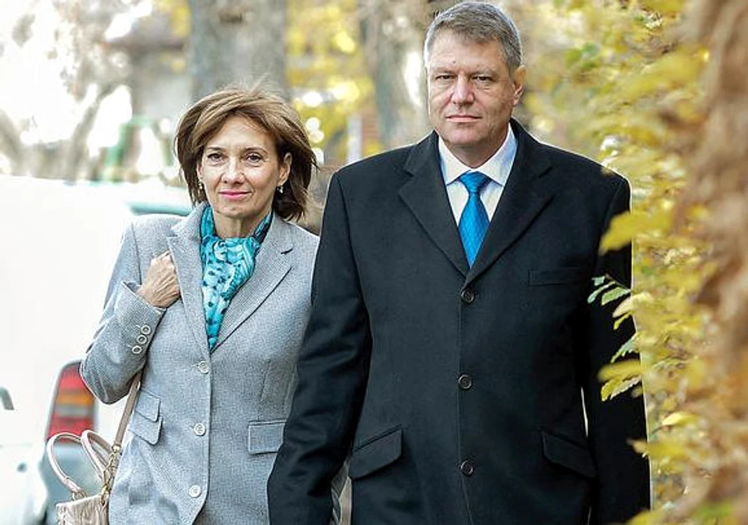 
    Soţia Preşedintelui Klaus Iohannis va continua să predea elevilor din SibiuFoto Click!  