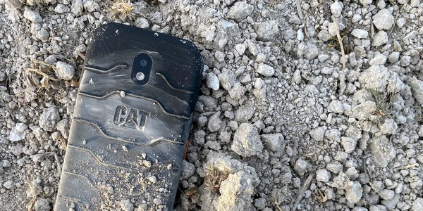 Telefon rezistent Cat S42