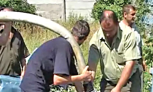 Oamenii au încărcat  apă în saci, i au urcat  în elicopter şi apoi  i au aruncat peste flăcări  20 000 de litri de apă  fuseseră căraţi ieri în Bucegi jpeg