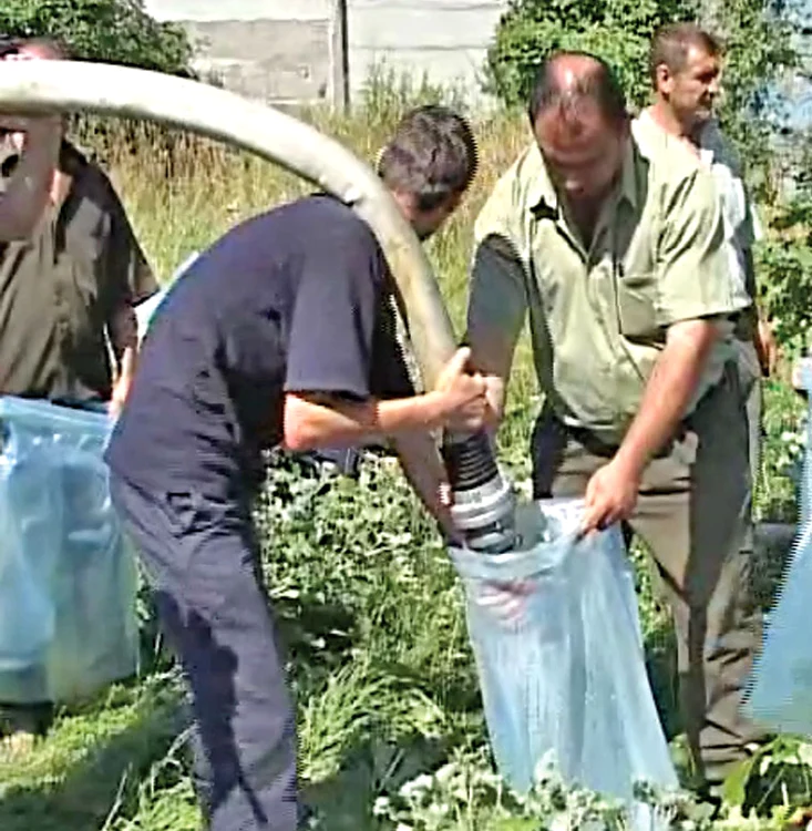 Oamenii au încărcat  apă în saci, i-au urcat  în elicopter şi apoi  i-au aruncat peste flăcări. 20.000 de litri de apă  fuseseră căraţi ieri în Bucegi