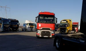 Transportatori pleacă dintr-o parcare de tiruri din Bolintin Vale, Giurgiu, spre centura Bucureștiului pentru a protesta. FOTO Inquam Photos / Octav Ganea