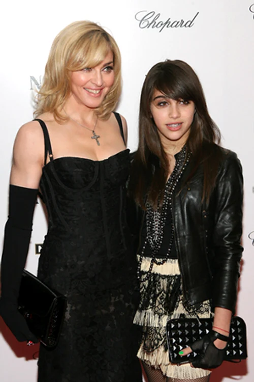
    Madonna, alături de fiica sa. Foto: Showbizspy  