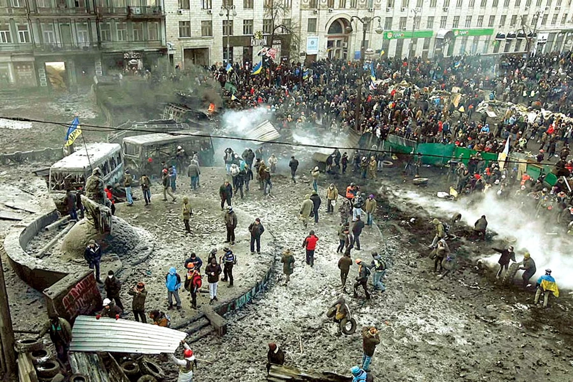 Manifestanţii au  format baricade de foc (Fotografii: reuters)