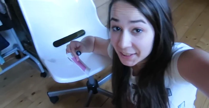 Dominka a pus mai multe benzi de ceară pe scaun