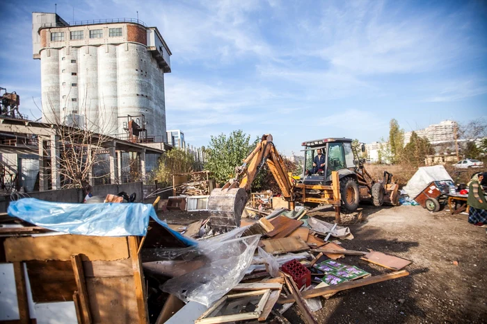 Patru dintre adăposturi se afla în faţa uni centru comercial din sectorul 6 FOTO PS6