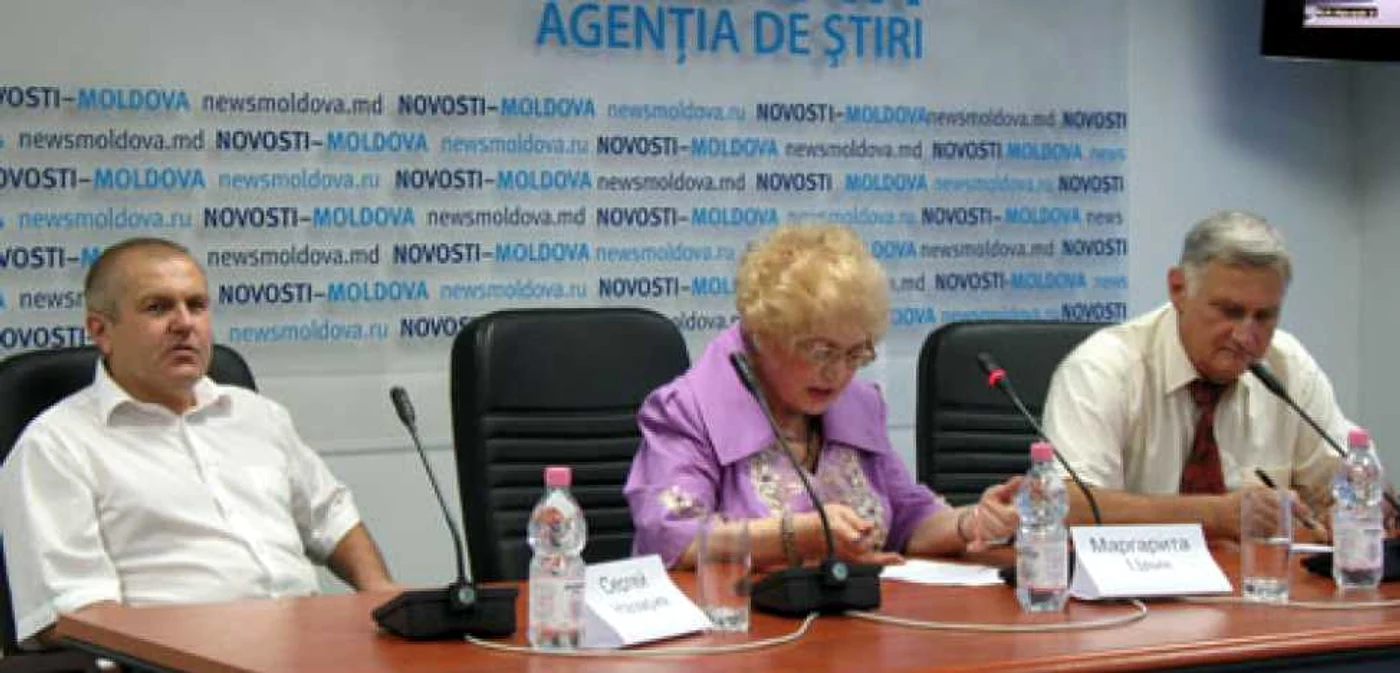 Istoricii Sergiu Nazaria (stânga) şi Piotr Şornicov FOTO info-prim.md