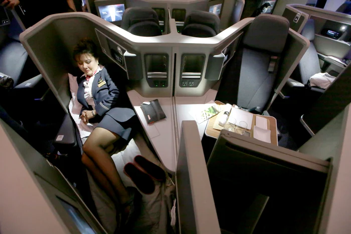 Unii membri ai echipajului, mai norocoși, au parte și de un televizor lângă patfoto: AP