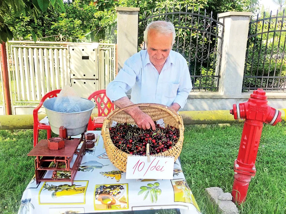 Ţăranul le vinde  în faţa porţii  cu 10 lei kg