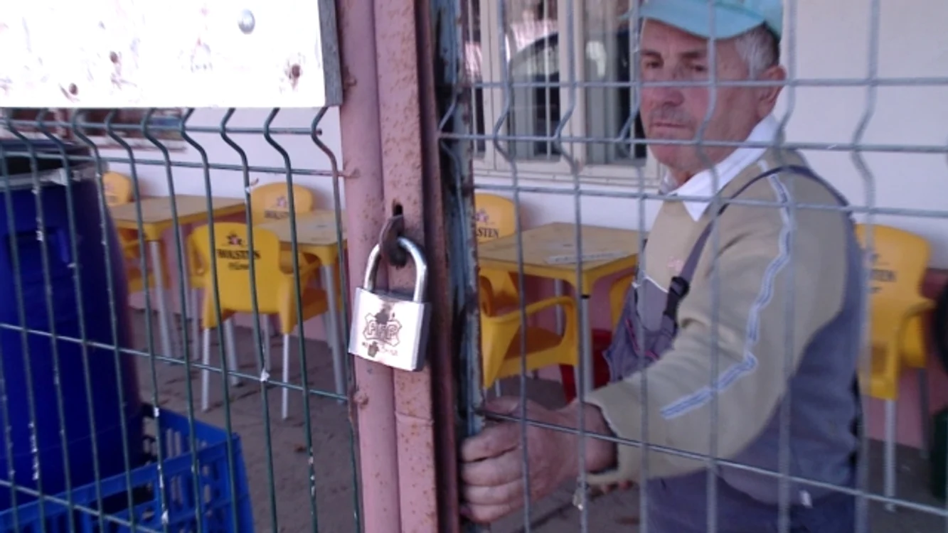 Viorel Ursu a pus lacătul pe uşa barului pe care îl avea în satul Costuleni FOTO Ionuţ Benea
