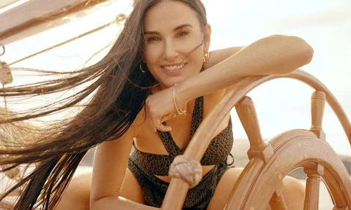 Demi Moore a pozat în costum de baie jpg