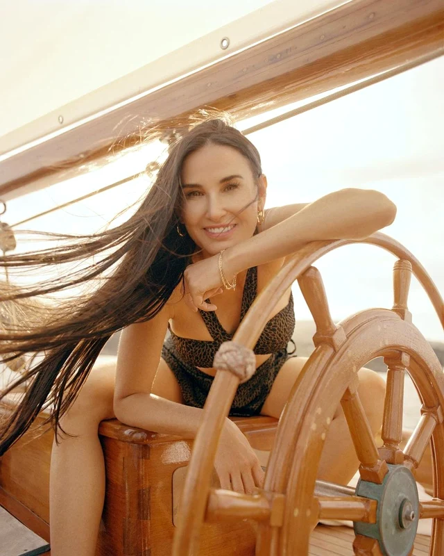 Demi Moore a pozat în costum de baie jpg