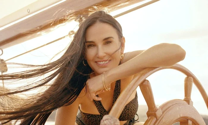 Demi Moore a pozat în costum de baie jpg