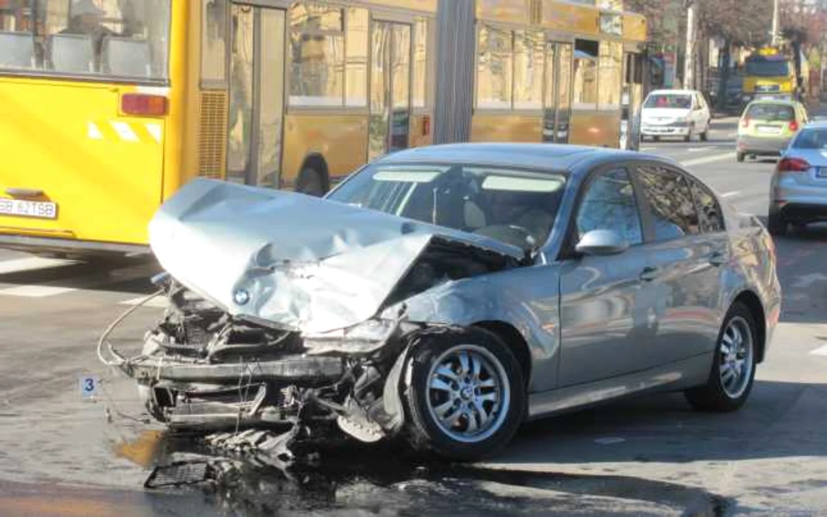 Una din masinile implicate in accident a fost grav avariata - Foto Ramona Găină