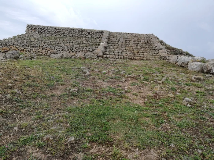 Monte d'Accoddi înseamnă "munte de pietre" (foto: Facebook / Sebastiano Scarpinati)