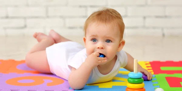  Pericol de înec - copil care înghite corp străin FOTO Shutterstock