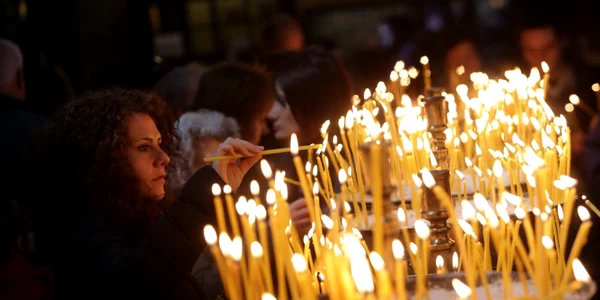 Femeie - biserica- lumanari FOTO 123 RF 