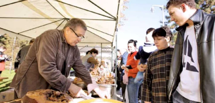 La ultima ediţia a târgului, poetul Mircea Dinescu şi-a servit clienţii cu bunătăţi (arhivă)