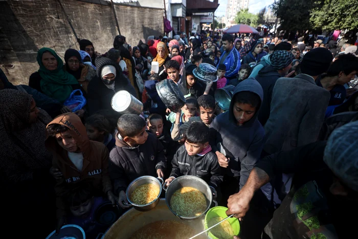 Copiii din Fâșia Gaza stau la coadă pentru o masă caldă FOTO PROFIMEDIA