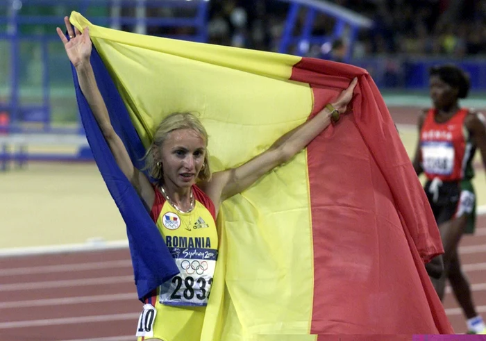 Mediafax | Gabriela Szabo câştiga aurul olimpic la Sydney în proba de 5000 de metri, în prezent nicio medalie olimpică adusă de atletismul românesc nu se întrevede la orizont