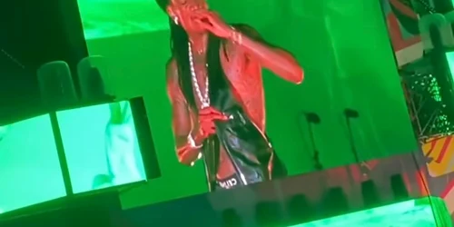 Wiz Khalifa a tras un joint la Beach, Please! Foto: Instagram