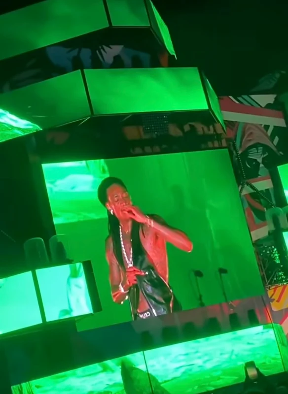 Wiz Khalifa a tras un joint la Beach, Please! Foto: Instagram 