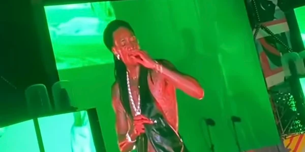 Wiz Khalifa a tras un joint la Beach, Please! Foto: Instagram 