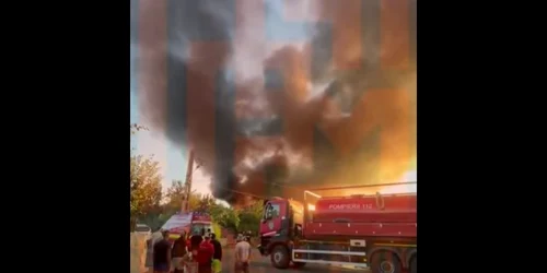 hala de uleiuri din galati cuprinsa de incendiu foto facebook png