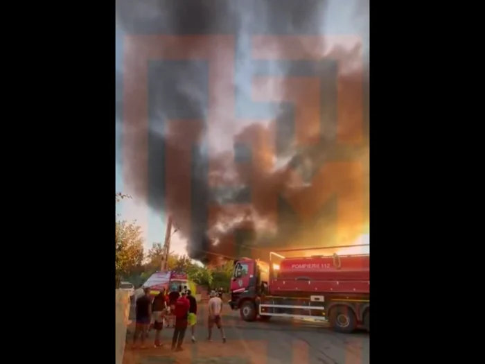 VIDEO Hală de depozitare a uleiurilor din Galați, cuprinsă de un incendiu puternic