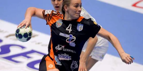 Isabelle Gullden (C) de la CSM Bucuresti arunca la poarta in meciul de handbal feminin contra echipei FTC Rail Cargo Hungaria foto mediafax  / Dragos Savu