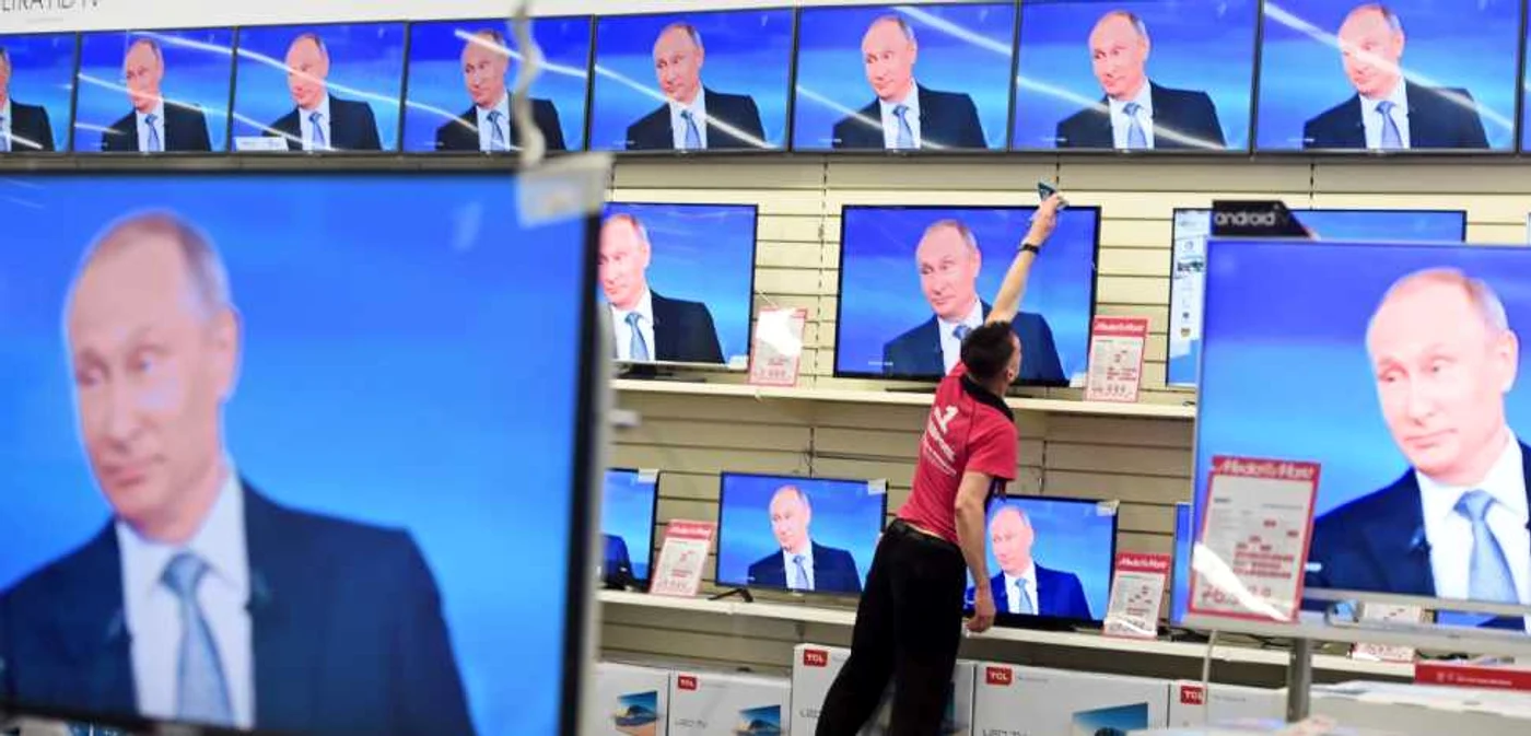 Preşedintele rus Vladimir Putin, pe toate ecranele televizoarelor dintr-un magazin rusesc