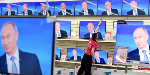 Preşedintele rus Vladimir Putin se vede pe toate ecranele TV din mallul Media Market la Moscova Rusia FOTO Guliver/GettyImages