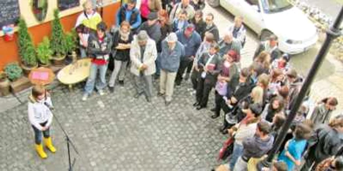 Primul „ Expres de poezie pe stradă“ din ţară i-a scos din case pe sibienii dornici să asculte şi să recite poezii