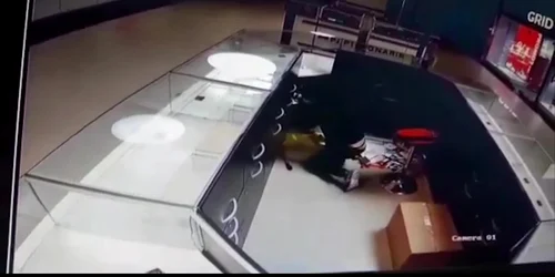 Cum a încercat un bărbat să fure bijuterii dintr-un mall din Craiova