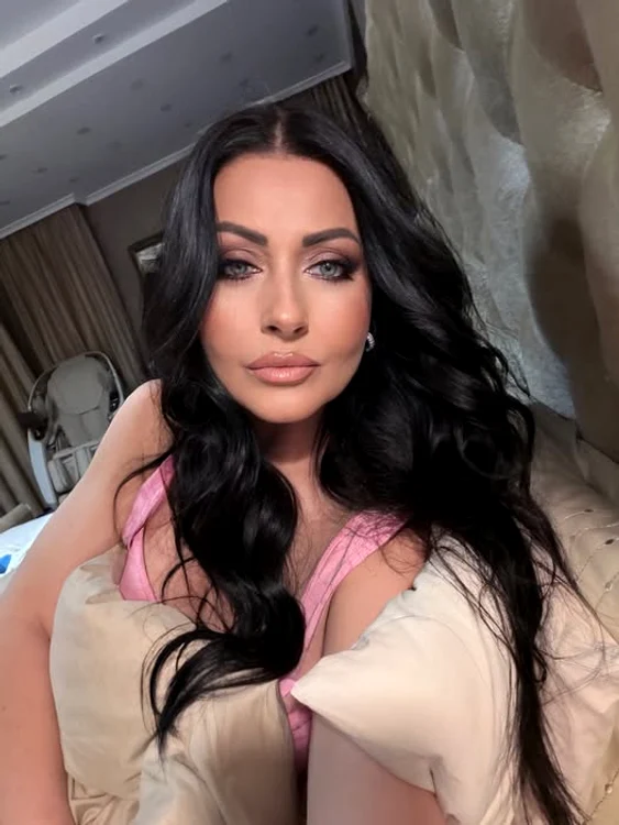 Gabriela Cristea a cerut opinia fanilor ei despre deochi / foto: Facebook