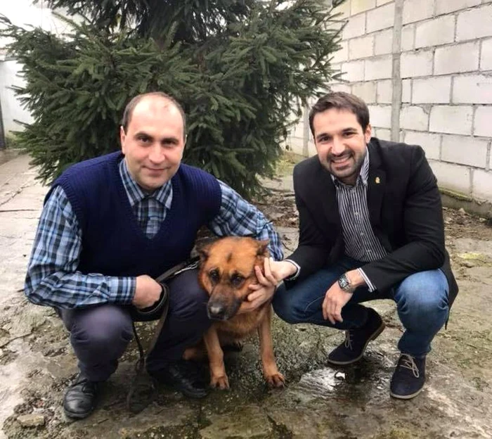 Stăpânul câinelui şi Tudor Tim Ionescu FOTO: facebook