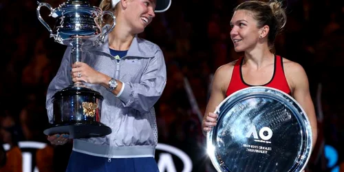 Simona Halep si Caroline Wozniacki - trofeu FOTO Getti Images 