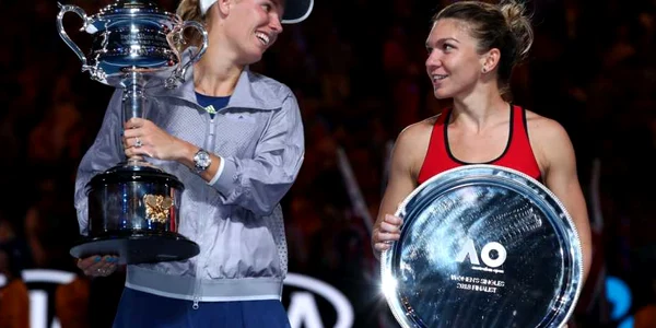 Simona Halep si Caroline Wozniacki - trofeu FOTO Getti Images 