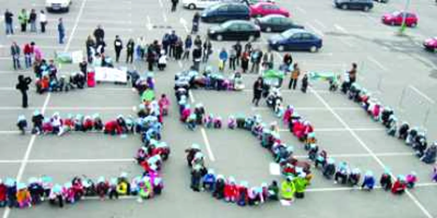 Suceava: Sute de copii au format din trupurile lor numărul 350