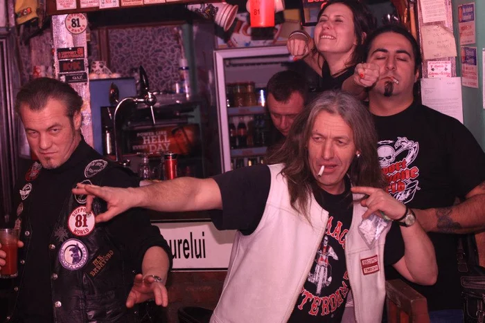 
    Sorin Stanciu (în alb), pe vremea când se distra cot la cot cu clienţiifoto: Facebook/Rabbit Club  