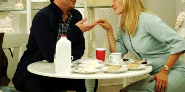 Uma Thurman este o vedetă radio care este căsătorită fără să ştie.
