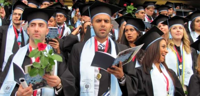 Studenţi ai Universităţii de Medicină din Cluj-Napoca la depunerea jurământului, Promoţia 2013 FOTO Adevărul