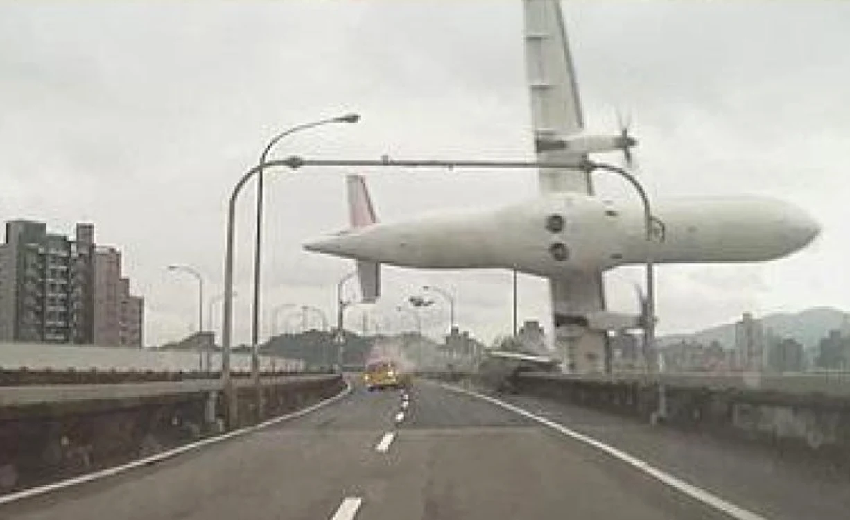 
    Avionul a lovit un pod după ce a căzut la scurt timp de la decolareFoto Twitter  
