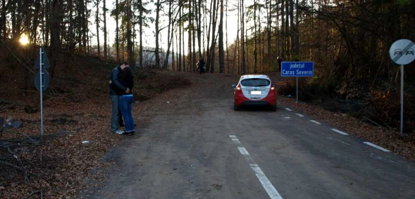 Şoseaua asfaltată se încheie la intrarea în judeţul Caraş-Severin. Din acest loc, turiştii trebuie să se afunde în pădure pentru a ajunge în prima localitate din judeţul vecin. FOTO: D.G. ADEVĂRUL.