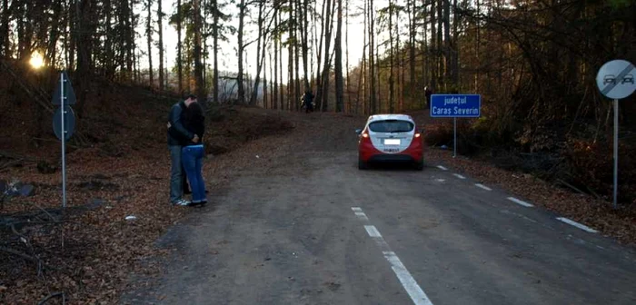 Şoseaua asfaltată se încheie la intrarea în judeţul Caraş-Severin. Din acest loc, turiştii trebuie să se afunde în pădure pentru a ajunge în prima localitate din judeţul vecin. FOTO: D.G. ADEVĂRUL.